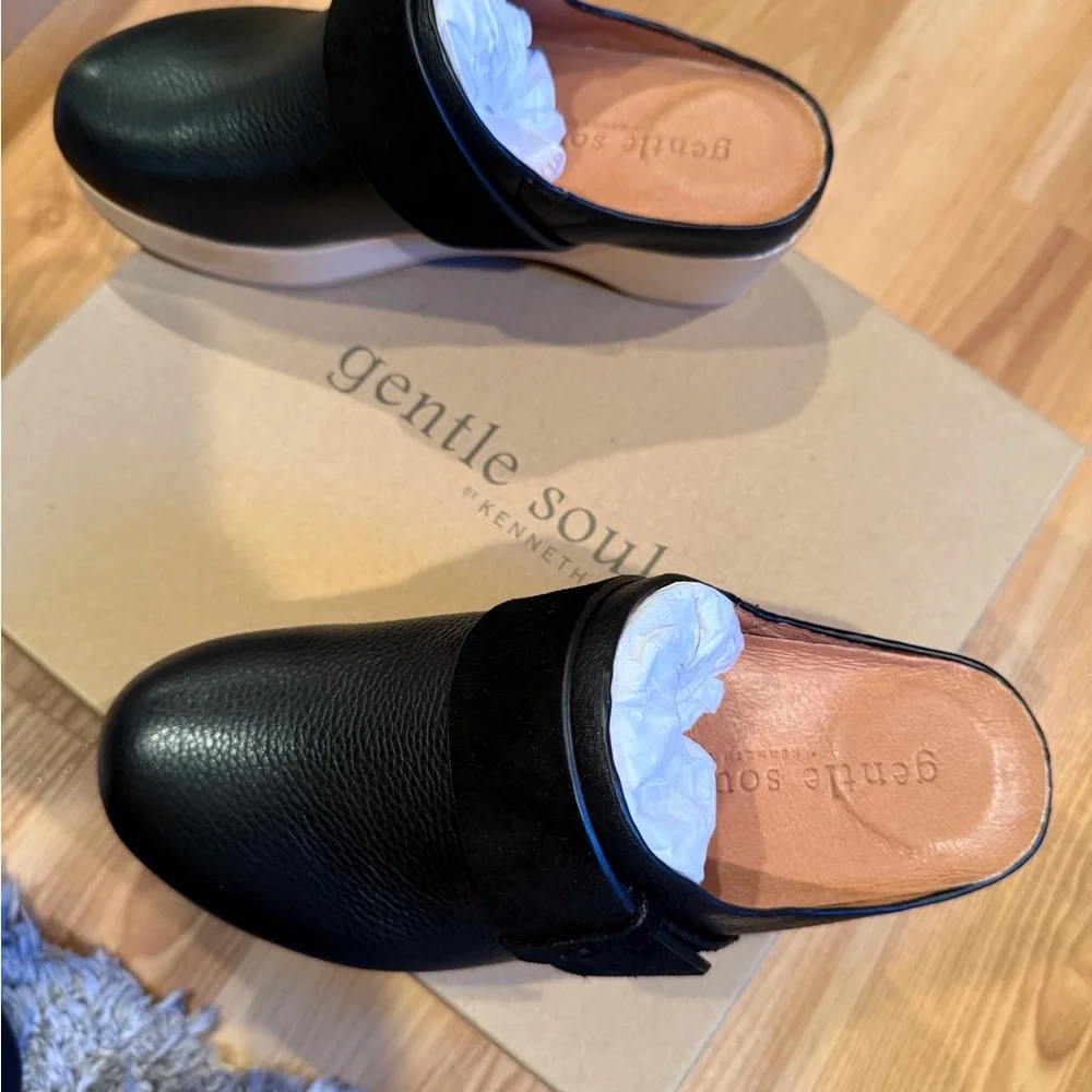 Henley Clog Gentle Souls by Kenneth Cole. Women’s black leather/suede. Size 6.5. - Picture 2 of 13